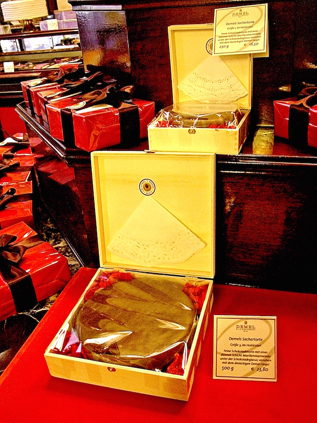 Sacher-tortapult a Demelben