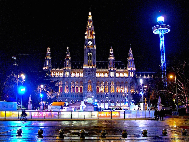 Pár hét szünet után újra teljes díszkivilágításban a Rathausplatz