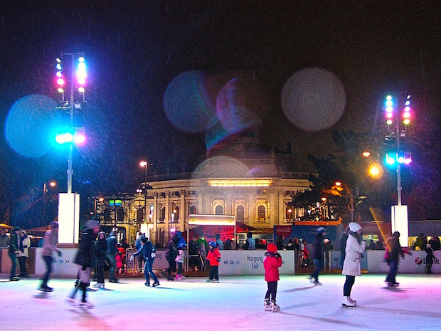 A havas eső nem szegte kedvét a korcsolyázóknak