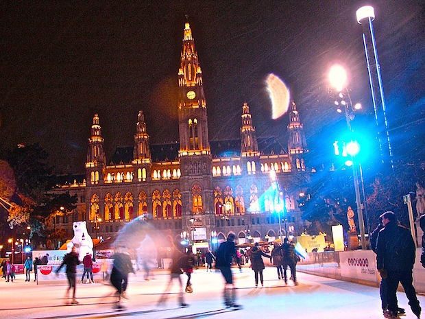 Nem kell korcsolyát vinni magunkkal, a helyszínen is bérelhető