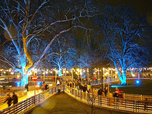 Pszichedelikus fényjáték a parkban