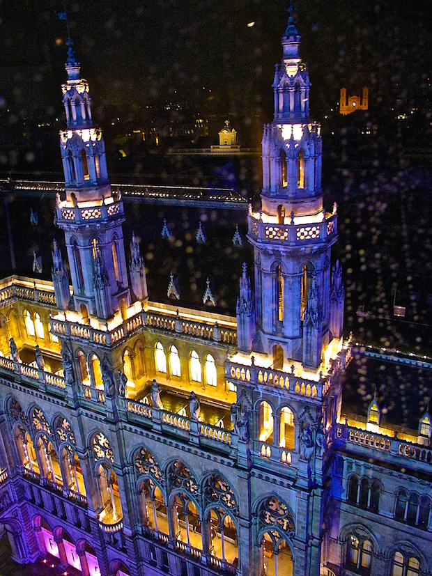 Pazar látványt nyújt a kivilágított Rathaus a felvonó kabinjából