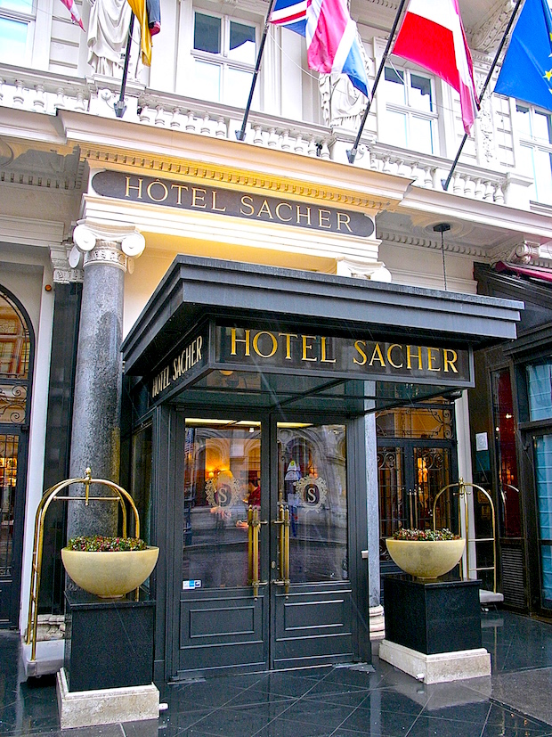 A Hotel Sacher bejárata a Staatsoper mögött