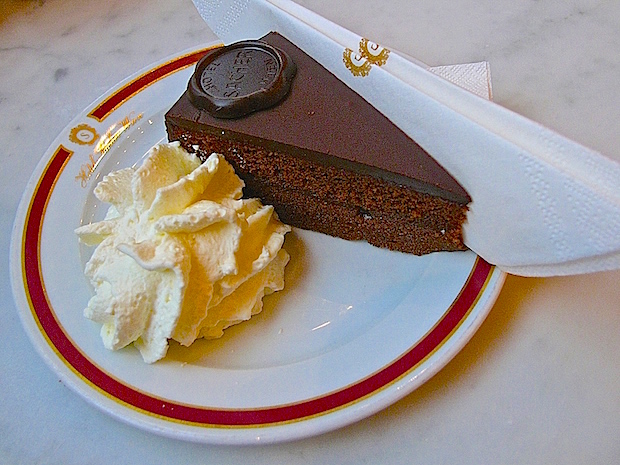 A Cafe Sacherben tejszínhabbal szolgálják fel a tortát