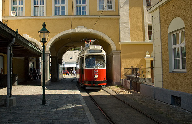 Kis mellékutcából indul a 38-as villamos