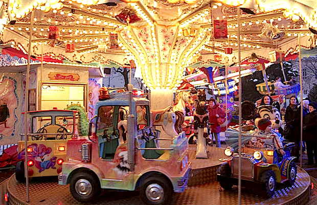 Klasszikus körhinta az Altes AKH udvarán