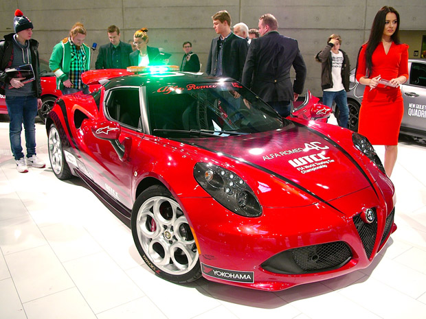 A WTCC versenyek tűzvörös safety car-ja, az Alfa 4C