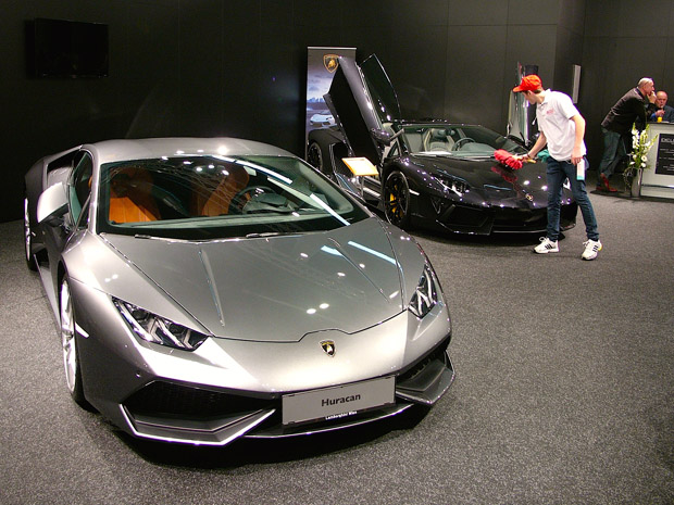 A Lamborghiniknek a kordon mögött is jár egy kis fényesítés