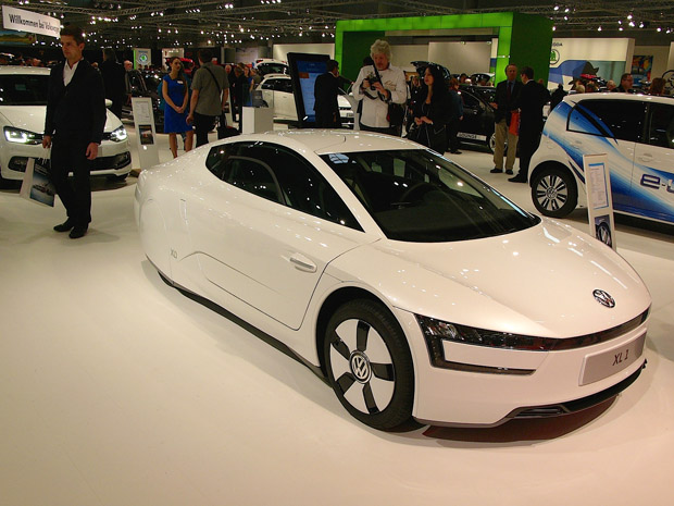 A bejárattal szemben a VW futurisztikus járgánya látható