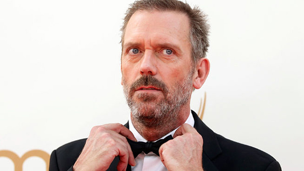 Hugh Laurie jobban teszi, ha felköti a...nyakkendőjét