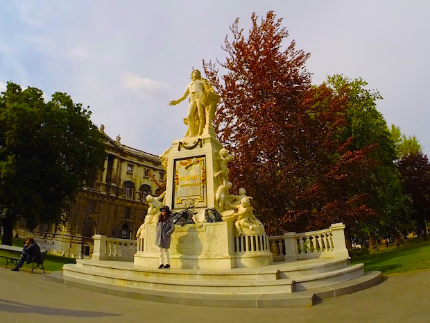 Kötelező pózolás Amadeusszal