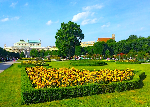 Az ágyások uralkodó színe az uralkodói sárga