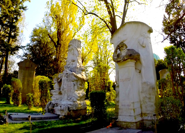 Johann Strauss és Johannes Brahms síremlékei