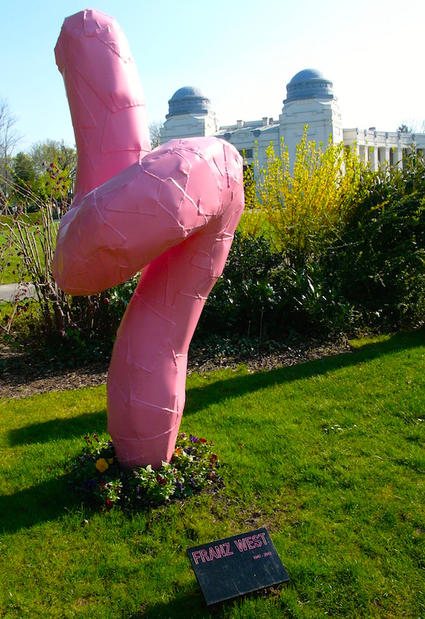 Erősen kilóg a sorból Franz West szobrász sírja