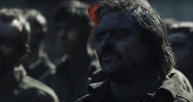 Gesztesi a tulai bányászbrigád vezetőjének Andrej Gluhovnak a karakterébe bújt Alex Fernsnek kölcsönözte a magyar hangját