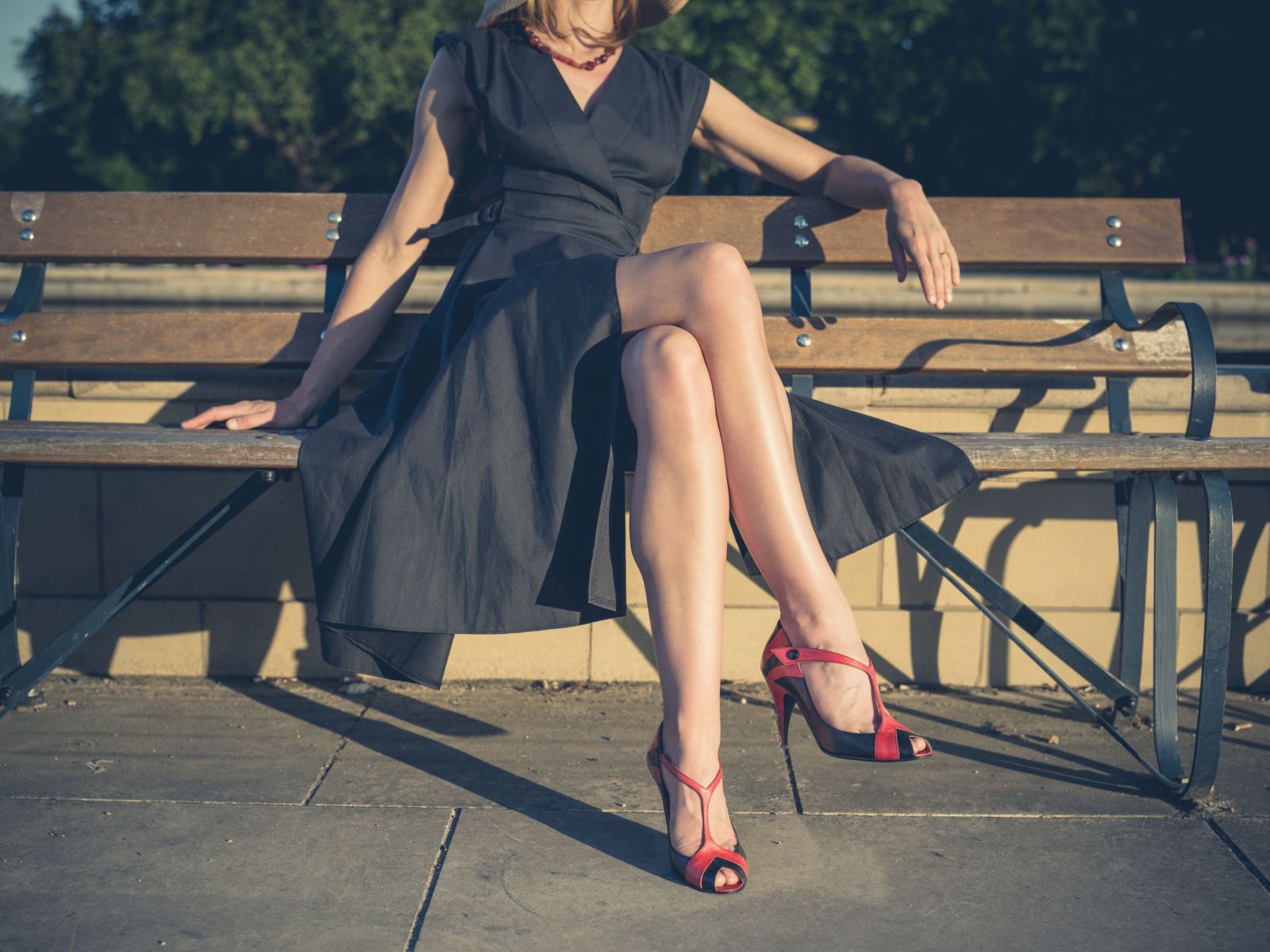 Женщина в платье нога на ногу