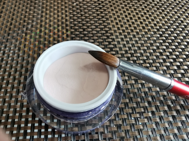 A porcelán por és a hozzávaló ecset