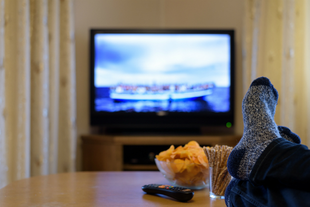 Ha a tévé előtt vagy játék közben dobod be a vacsorát, többet fogsz enni, mintha az asztalnál ülnél. Egy tanulmány szerint ugyanis az étkezés közben „zavart” emberek körülbelül 10 százalékkal több kalóriát fogyasztanak.
