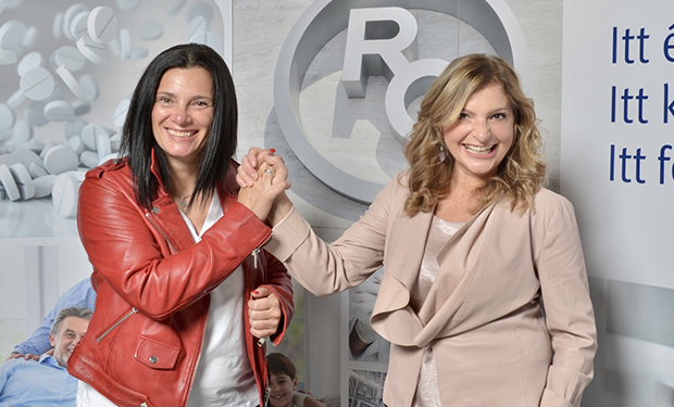 Baji Anikó (balra) csapatával rövid oktatófilmjével nyerte el a zsűri tetszését.