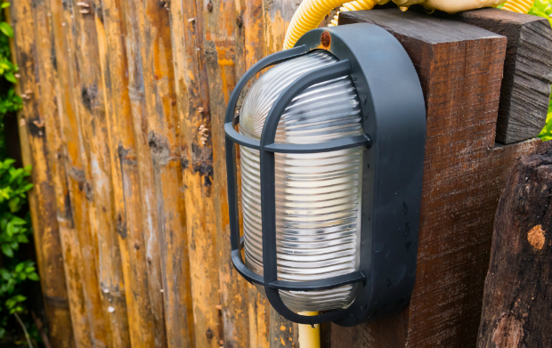 Ha a kertben lévő mozgásérzékelős lámpa felmondja a szolgálatot, mindenképp ellenőrizd, mi lehet vele a gond! Ha az izzó tökéletes, csak egy kicsit ki van csavarva, nyugodtan gyanakodhatsz.
