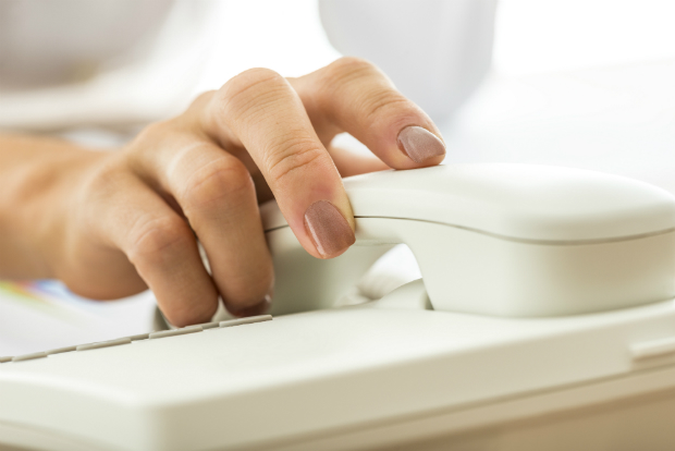 Előfordult már olyan, hogy csörög a vezetékes telefonod, de amikor felveszed, senki sem szól bele? Régi trükk annak megtudakolására, a lakástulajdonosok mikor tartózkodnak otthon.