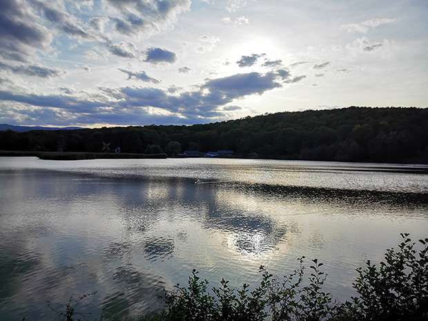 Ez a festői tó még festőibbé teszi a skanzent