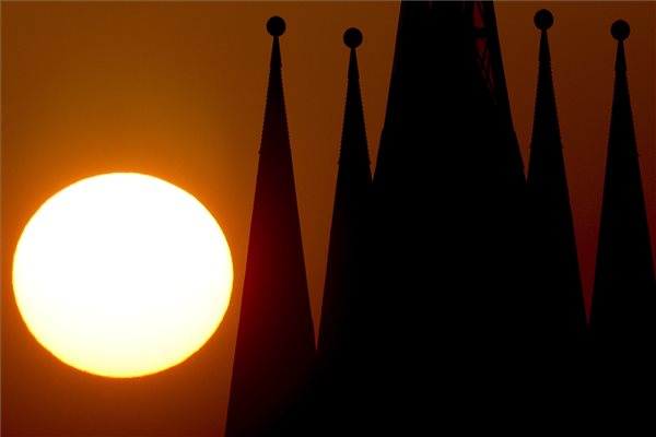 A Debrecen tégláskerti városrészében lévő református templom tornyai a naplementében 2021. február 26-án.
