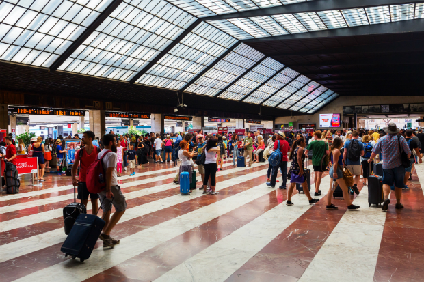 A körülbelül 400 kilométernyi Firenze-Nápoly távolságot egy olasz vonattal kevesebb idő – csupán 2 óra 50 perc – alatt teheted meg, mintha repülőre ülnél. Valljuk be, átszelni a csizmát azért nem kis élmény lehet!