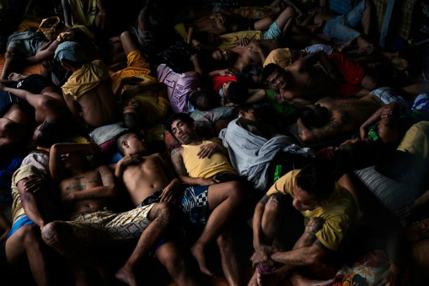 A manilai Quezon City börtönében örökös a harc a helyekért, a vízért és az élelemért. Egy 20 fős cellába 160-200-an is bezsúfolódnak. A rabok a kosárlabdapálya cementpadlóján, a lépcsőkön, az ágyak alatt vagy a takarókból készült függőágyakon alszanak.
