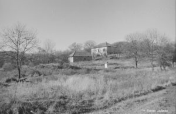 Ez a felvétel 1987-ből való, noha üresen, de a fotó tanúsága szerint ekkor még állt az iskola és azok melléképületei.