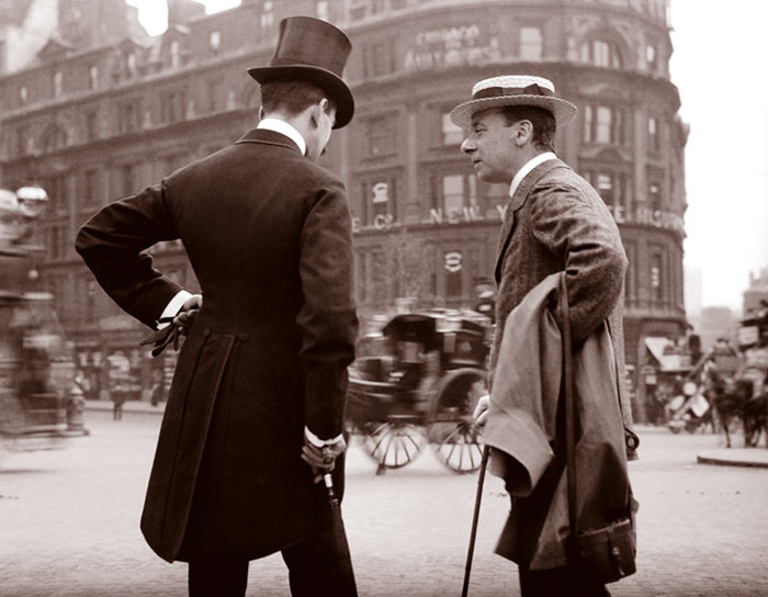Két férfi egy londoni utcán