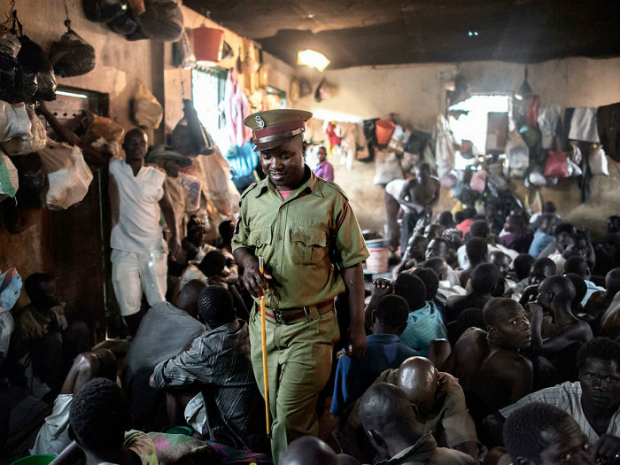 A malawi Lilongwéban található Maula börtön borzasztóan zsúfolt: 2015-ben például közel 200 ember került egy 60 fős cellába. A kormány kis költségvetése miatt az ottani fogvatartottak csak napi egyszer ehetnek.