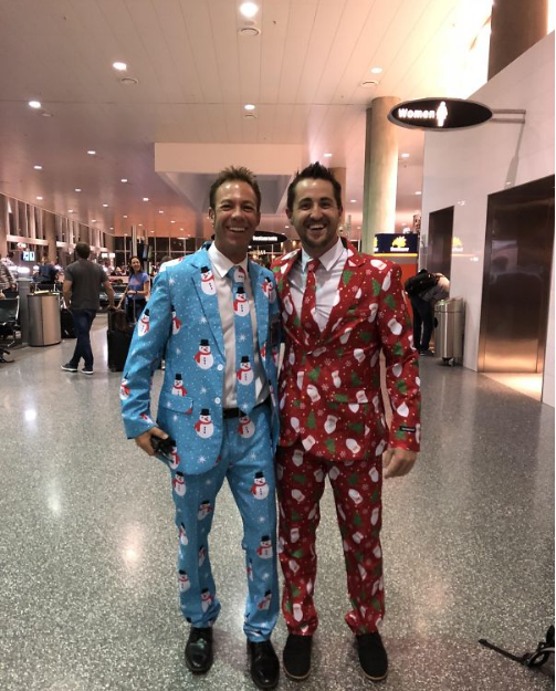 Ha hiszed, ha nem, ez a két ember a fotó készülte előtt nem ismerte egymást, csupán a repülőtéren futottak össze. És ha már mindketten talpig díszben utaztak haza a családjukhoz karácsonyra, hát, rögtön készítettek is egy fényképet. Milyen jól tették! 