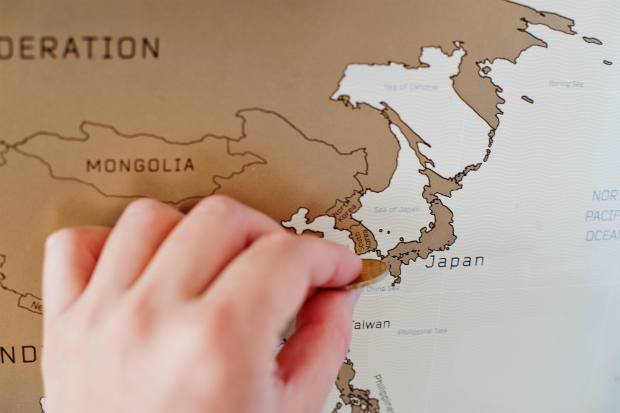 Szenzációs találmány a kaparós világtérkép. Úgy, mint a sorsjegyekhez, csupán egyetlen érme szükséges ahhoz, hogy ajándékozottad lekaparja a fóliát arról az országról, ahol már járt.