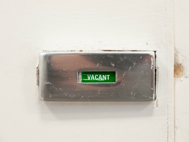 A legmegfelelőbb idő a mosdó használatára az a pillanat, amikor a légiutas-kísérők felszolgálják az ételt és elhagyják a folyosót. Az utasok általában azt is megvárják, amíg az üres tálcákat összegyűjtik, így lehet néhány nyugodt perced a mosdón.