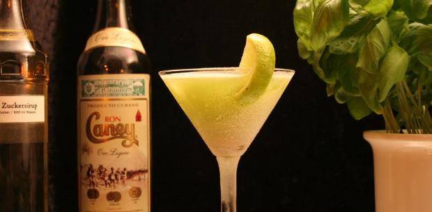 A rummal készülő Daiquiri azok közé a koktélok közé tartozik, amelyeket kitalálása óta szinte ugyanúgy készítenek. A vendégeid imádni fogják.
