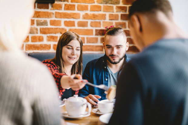 Ne nyújtózkodj a különböző fogásokért az asztalon, inkább kérd meg a szomszédod, hogy adja oda neked a tálat! Ha valakinek te nyújtod az ételt, tedd azt balról jobbra haladva!