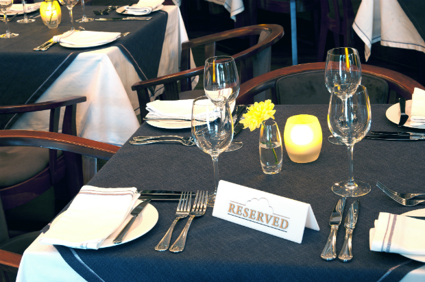 Ha meghívott vacsoravendég vagy egy étteremben, ne te ülj le elsőként! Kérdezd meg inkább a vendéglátóidtól, hogy hol foglalhatsz helyet!