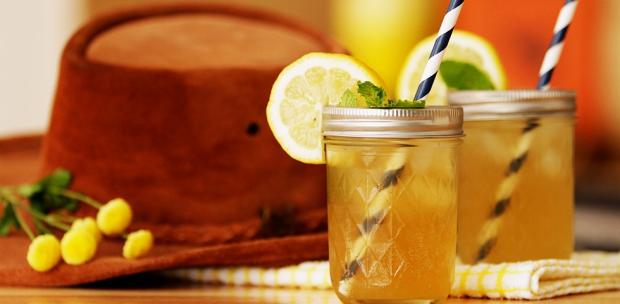 Kóstoltál már gyömbéres koktélt? Ha nem, hát itt az ideje! A whiskey, a gyömbér és a citrom találkozása igazán különleges ízélményt ad.
