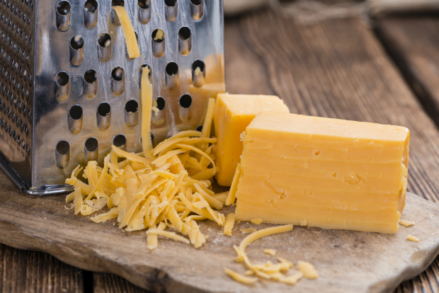 Reszelés előtt tedd a sajtot 20 percre a fagyasztóba! Ha keményebb, könnyebben és egyenletesen reszelhető, anélkül, hogy ragacsos lenne. Ugyancsak szép szál sajtcsíkok születnek akkor is, ha a reszelőt repceolajjal bepermetezed.