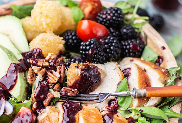 Szedres csirkesaláta rántott kecskesajt golyókkal és avokádóval