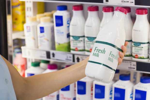Talán furcsállod, de a tej, a joghurt és más folyékony termékek dobozait is érdemes megmosnod kinyitás előtt. Gondolj bele, hány kéz érintette azokat a flakonokat, amiket, ha kinyitsz, ezernyi baci kerülhet bele!