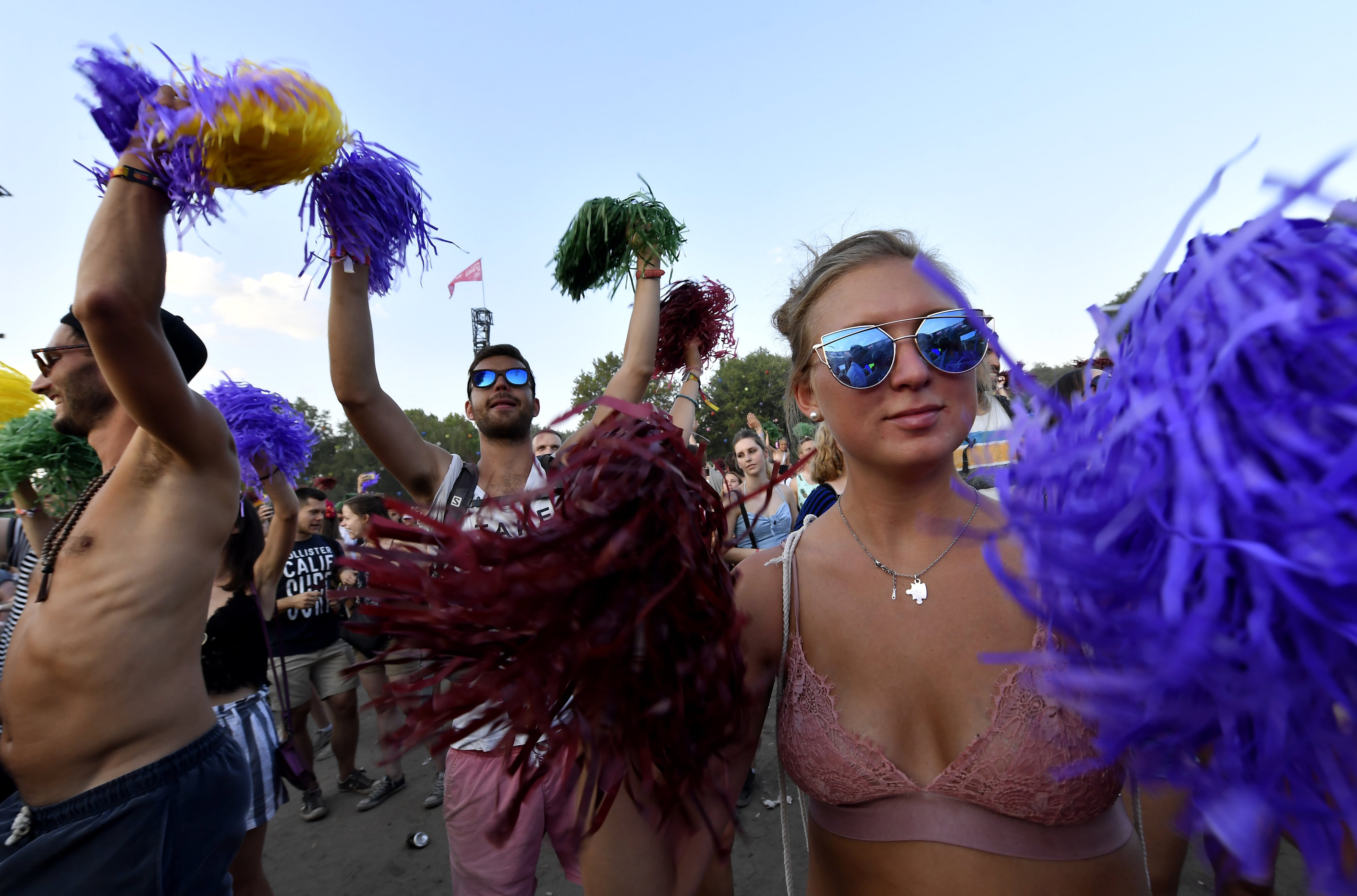 Fesztiválozók a nagyszínpad előtt a 26. Sziget fesztivál hatodik napján az óbudai Hajógyári-szigeten 2018. augusztus 13-án.