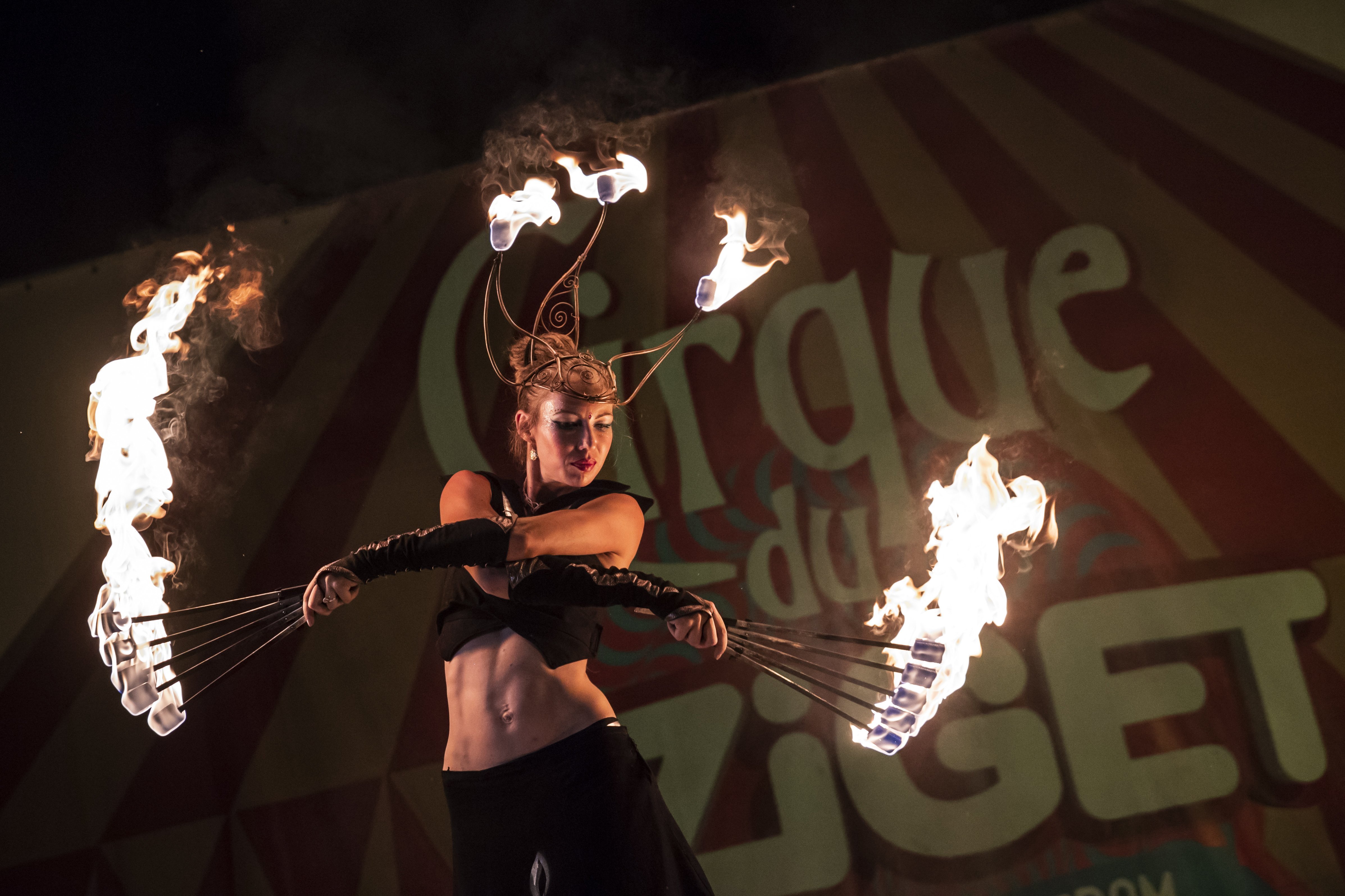 Mihály Cecília a Tűzmadarak zsonglőrcsoport  Flying Swords című előadásán a 26. Sziget fesztivál második napján az óbudai Hajógyári-szigeten.