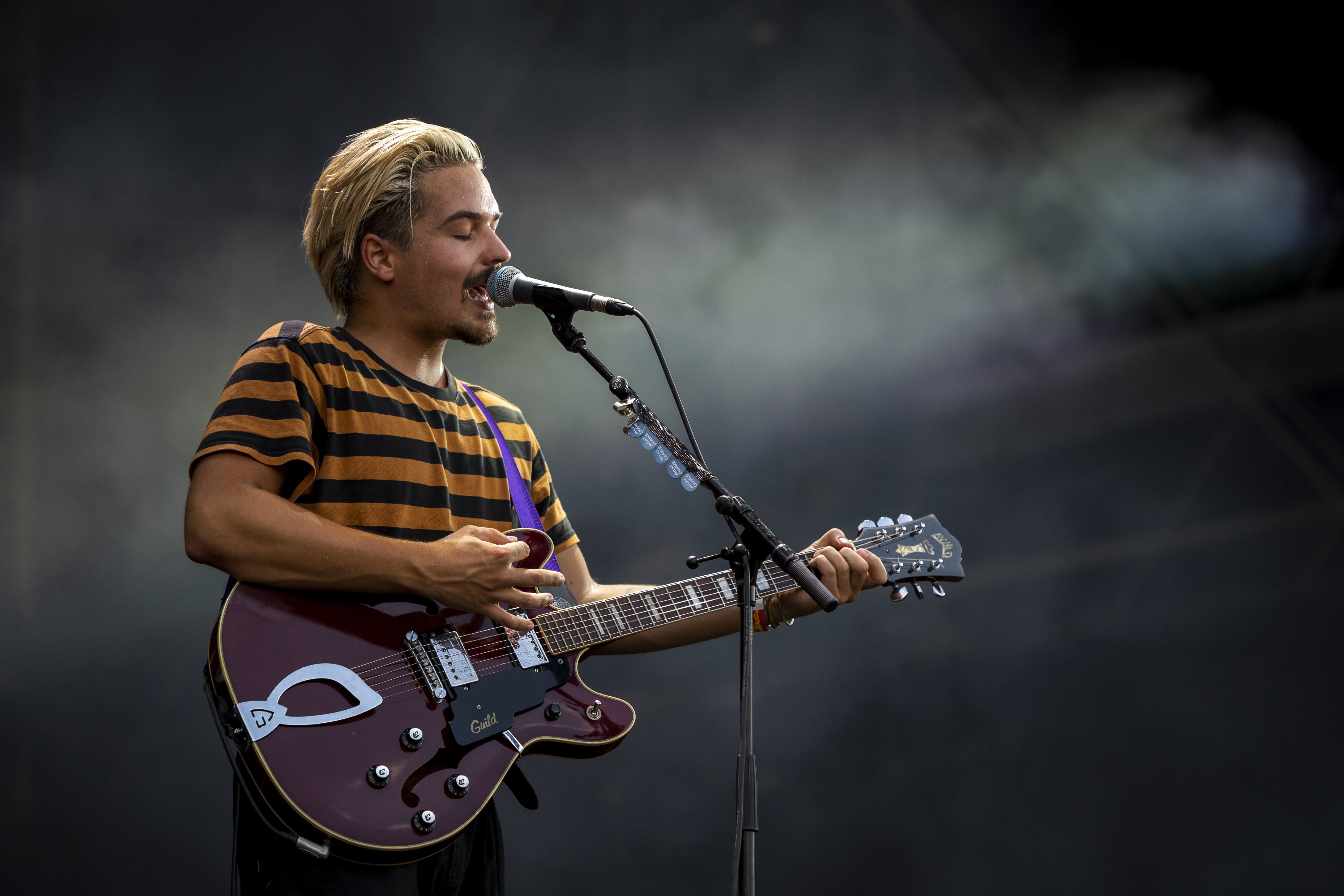 Clemens Rehbein énekes, gitáros a német Milky Chance együttes koncertjén a 26. Sziget fesztivál hatodik napján.