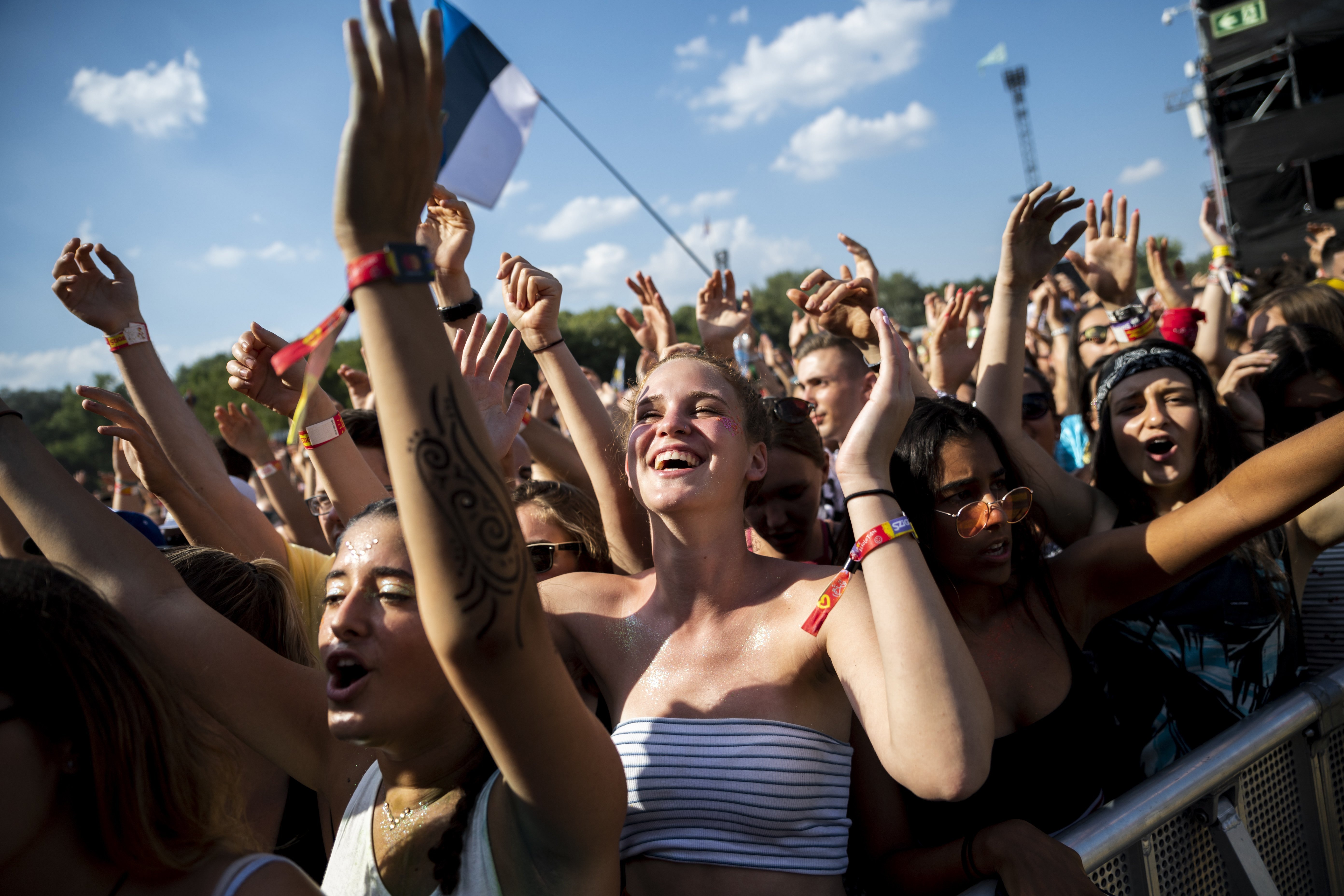 Közönség a német Milky Chance együttes koncertjén a 26. Sziget fesztivál hatodik napján.