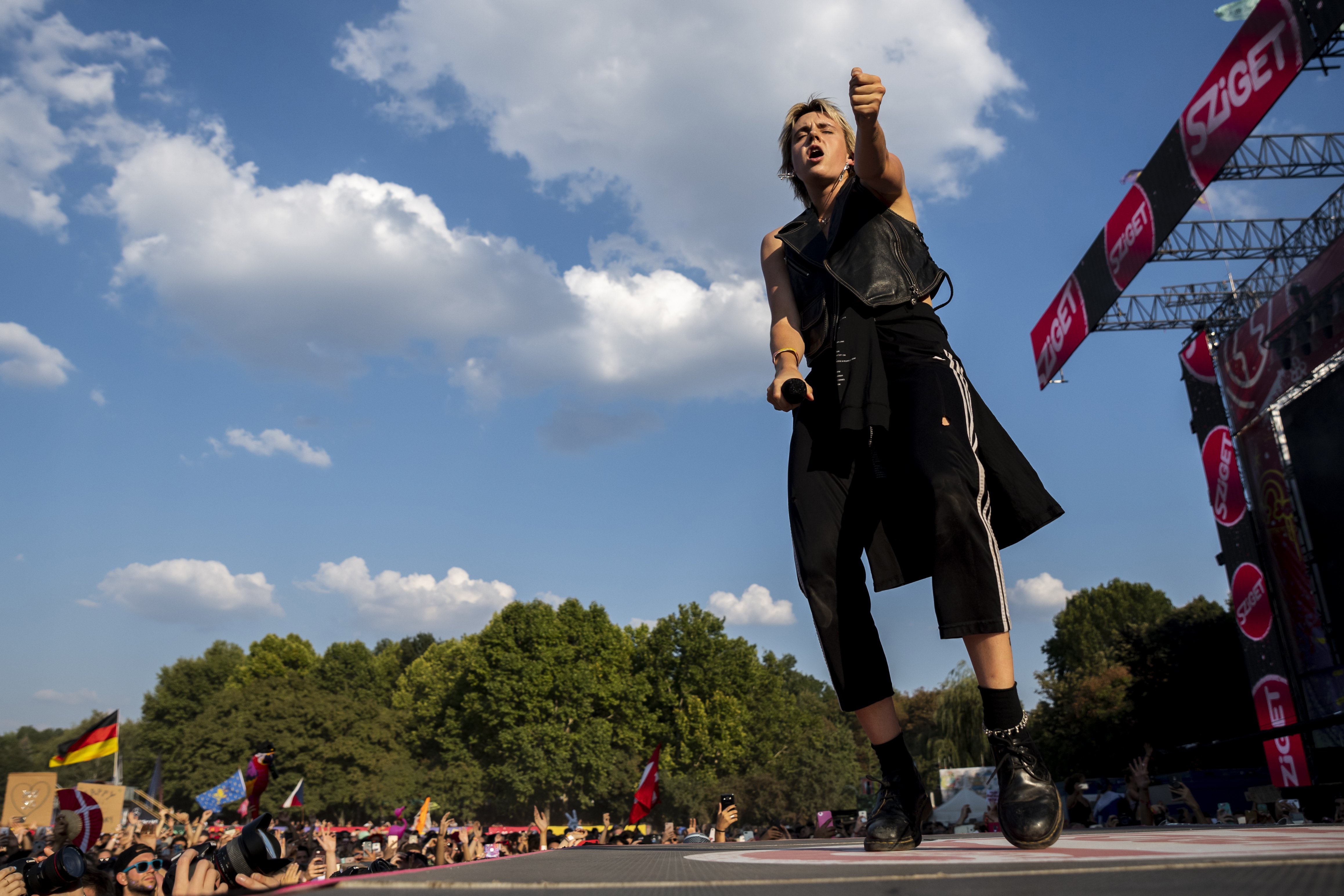 MØ (Karen Marie Aagaard Orsted Andersen) dán énekes-dalszerző ad koncertet a 26. Sziget fesztivál hatodik napján. 