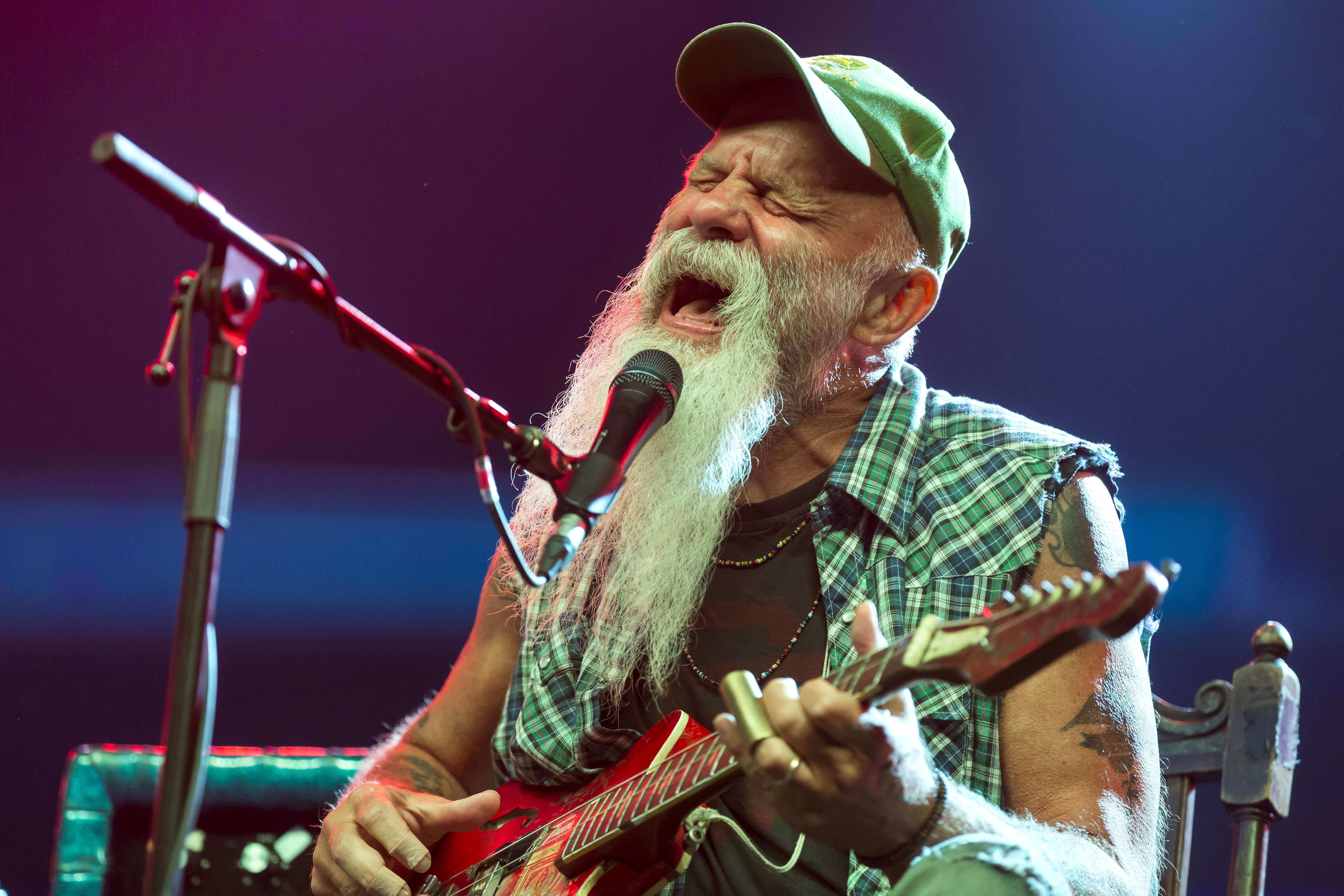 Seasick Steve (Steven Gene Wold) amerikai blueszenész ad koncertet a 26. Sziget fesztivál második napján az óbudai Hajógyári-szigeten.