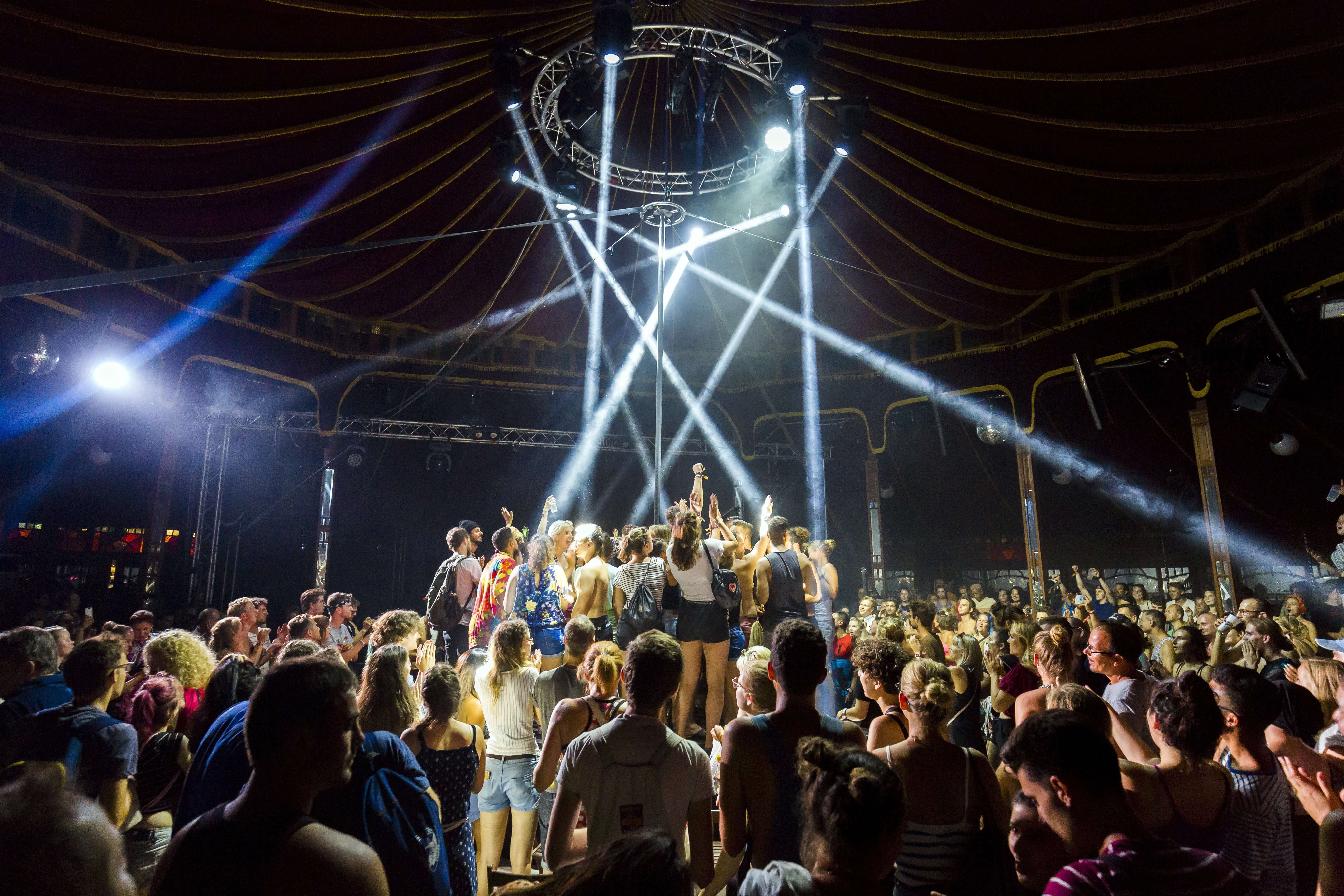 Fesztiválozók táncolnak a Magic Mirror sátorban a 26. Sziget fesztivál második napján az óbudai Hajógyári-szigeten 2018. augusztus 9-én.