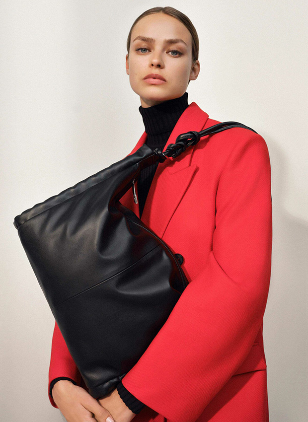 piros szövetkabát nagy fekete női táska